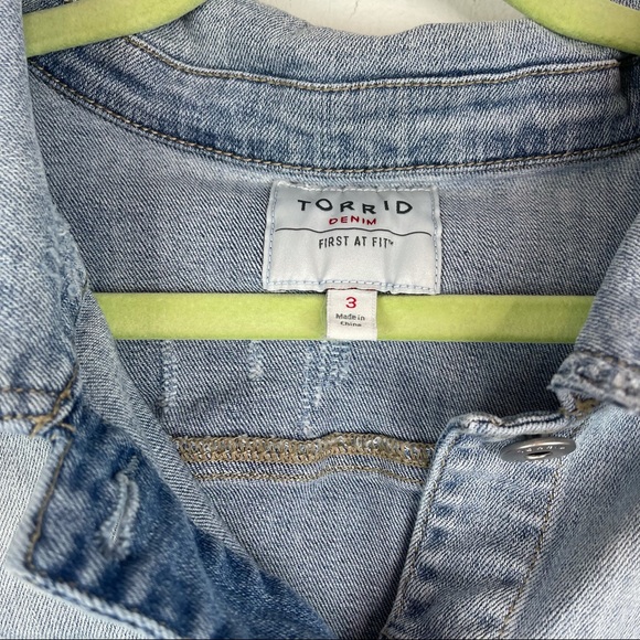 Torrid Distressed Denim Vest Light Wash Size 3 - Picture 6 of 8